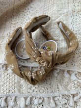 Load image into Gallery viewer, Embroidered flower headband￼
